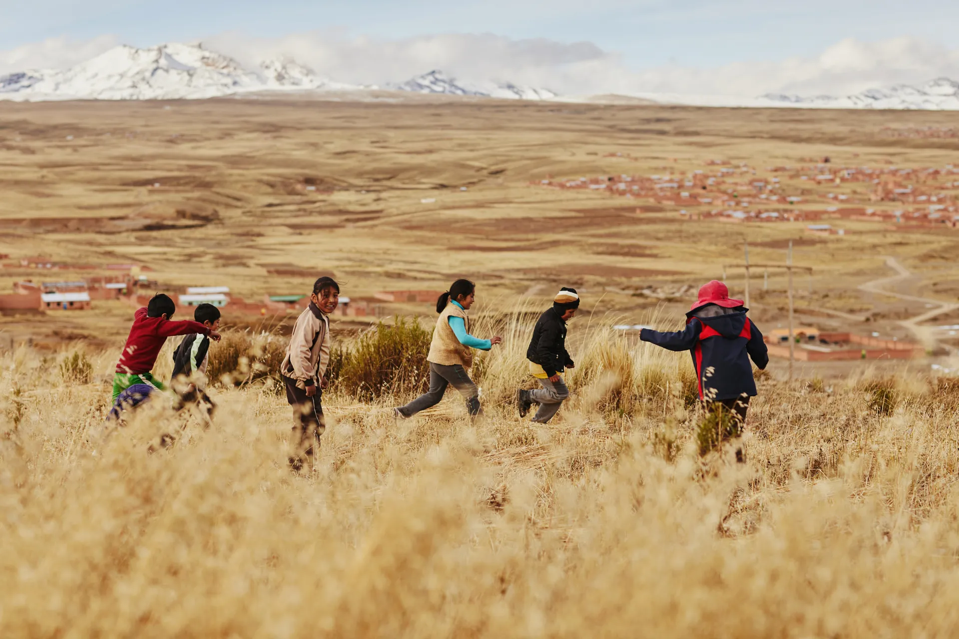 Niños corriendo en un campo